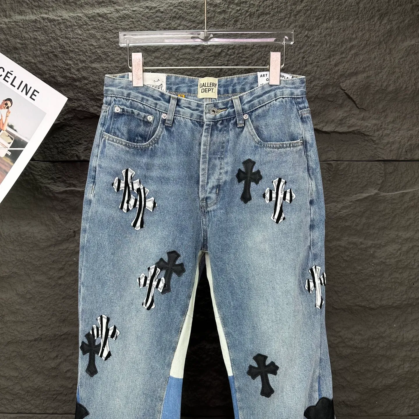 P290 GALLERY DEPT. & Croixin co-branded 2025 new limited-edition zebra print black large cross leather couple's bootcut jeans 🔥High version🔥High version🔥 Top ceiling quality Styles with different washed textures are very friendly to people with thin legs and thick legs. The bootcut version is very flattering. Moderate length that never goes out of style, easy to match with casually, basic styling for various styles, a must-have in the wardrobe! The fabric is stiff but also makes the upper body soft without losing texture. The washing process is even more perfect. It is a must-have item for everyone! ! ! Washed wheat, hang tag, pants label, three complete labels, color: blue, size: 28, 30, 32, 34, 36 (five sizes)